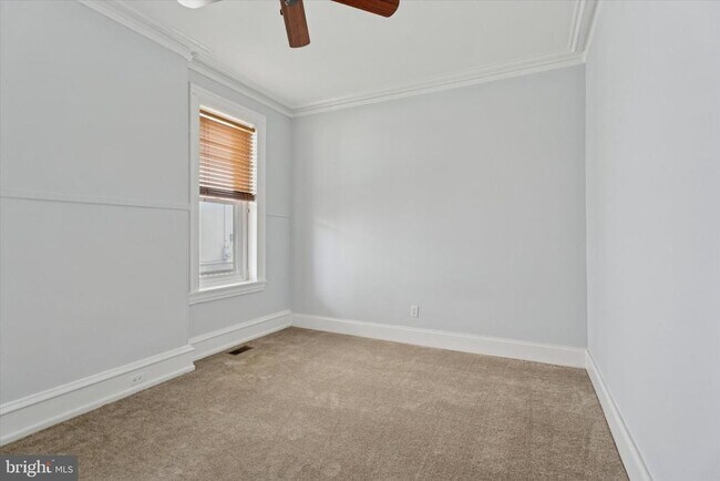 Building Photo - 448 Roxborough Ave