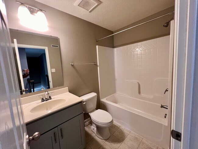 Building Photo - 2105 Canterbury Dr