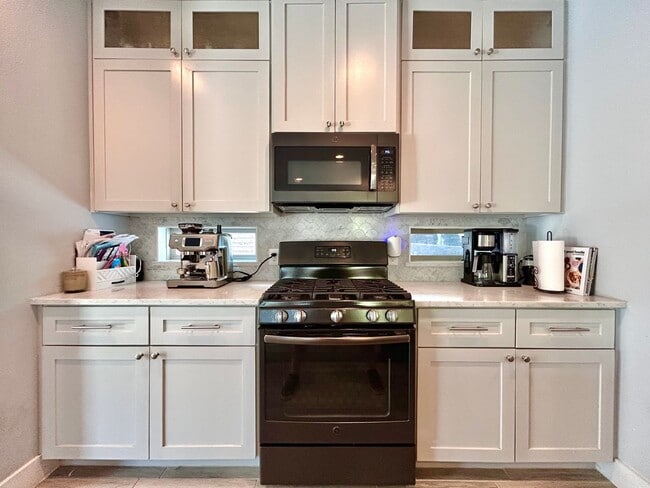 Building Photo - 930 E 54th St