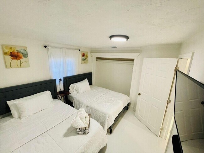 Building Photo - 5537 SW 6th St