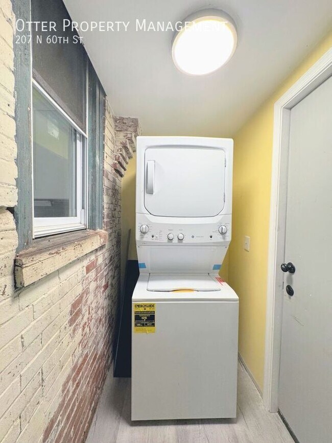 Building Photo - 207 N 60th St