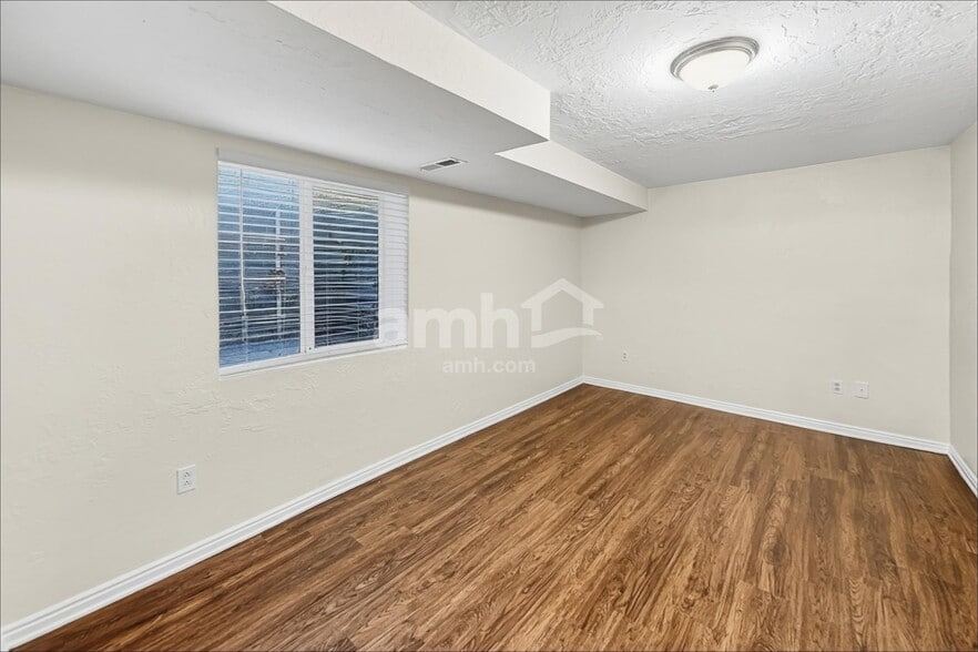 Building Photo - 860 Country Club Dr