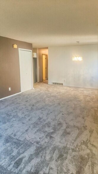 Building Photo - 9 Heights Rd NE