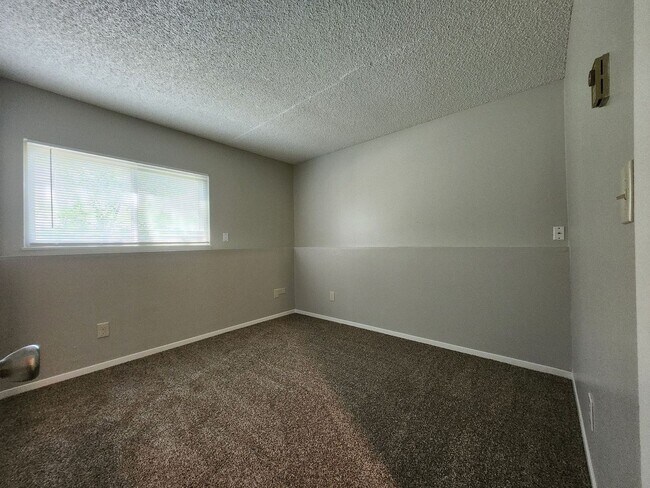 Building Photo - 2922 Straus Ln