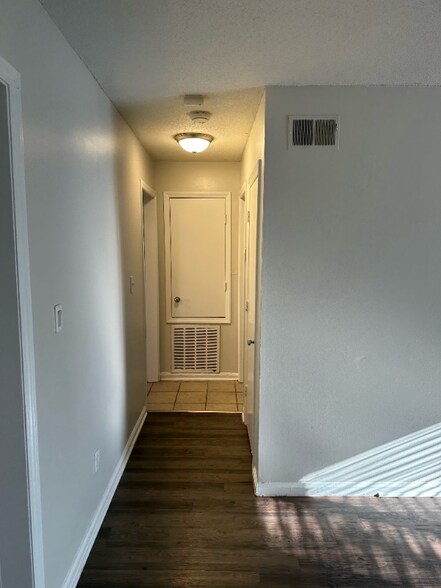 Building Photo - 1921 Mereview Ct