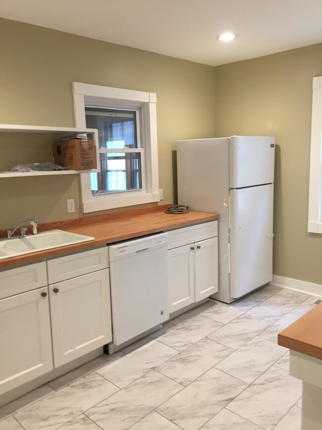 Building Photo - 3 Bedroom House for Rent