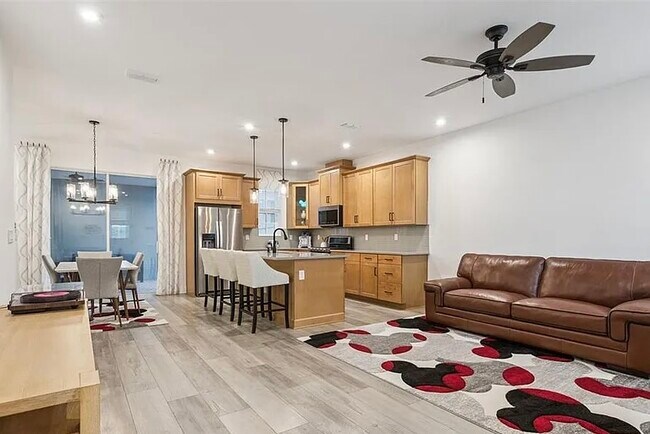 Building Photo - 2340 Woodside Way