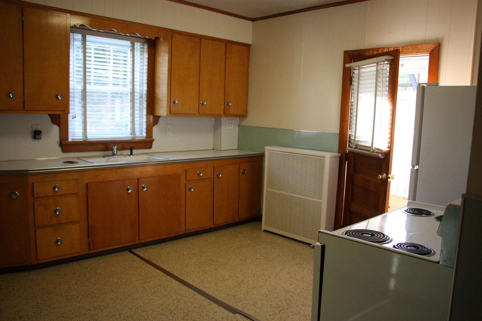 Kitchen - 1006 Center St