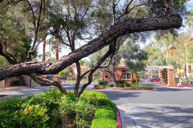 Building Photo - 270 E Flamingo Rd