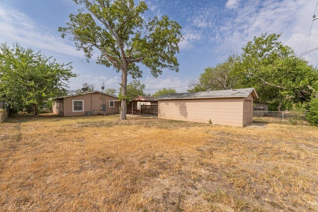 Building Photo - 875 Utopia Ln