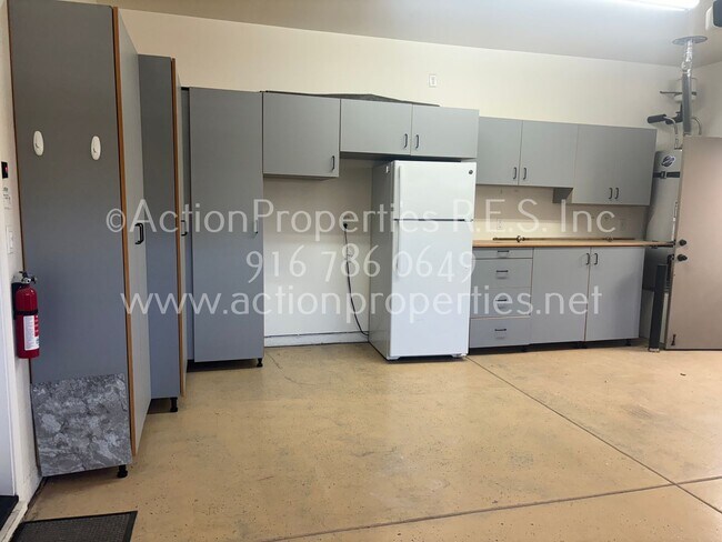 Building Photo - Solar Rocklin Gated Single Story: Close To Shopping 3 Bedroom 2 Bath, Covered Patio, Low Maintena...