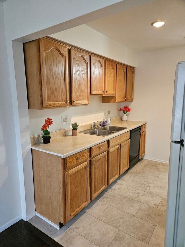 Building Photo - 1S252 Stratford Ln