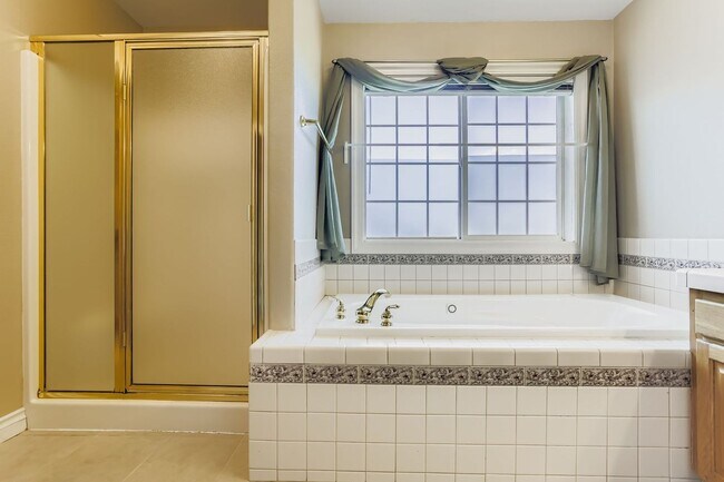 Building Photo - Spacious Bethany Home with Attached Garage, Fenced Yard, Washer/Dryer Included