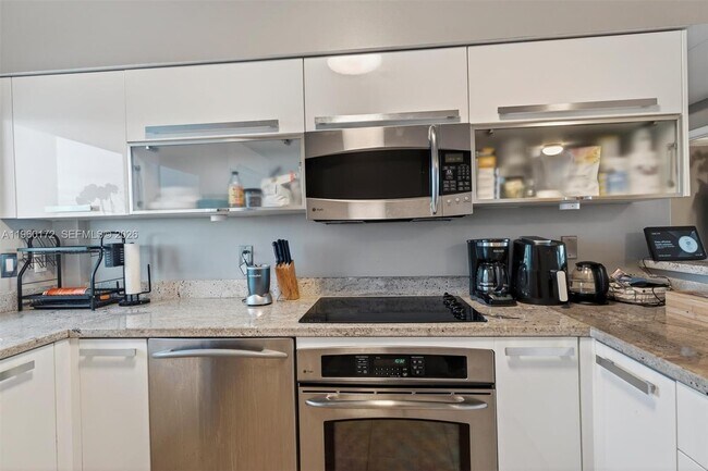 Building Photo - 601 NE 36th St