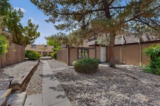 Building Photo - NE Affordable 2/BD 1/BA 1/CG 2nd Story NE Condo