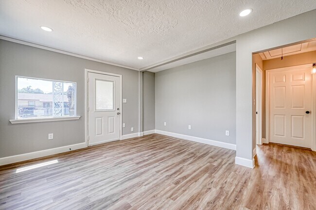 Building Photo - 6715 Victoria St