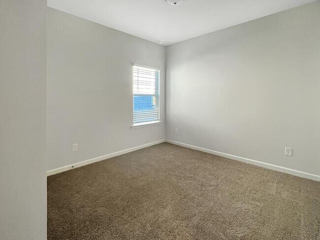 Building Photo - House 4 Beds 3.5 Baths