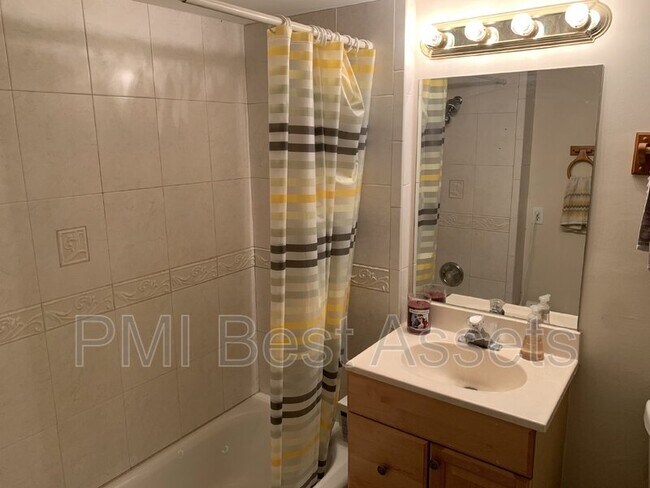 Building Photo - 6520 SW 41st Pl