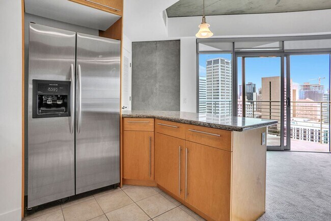 Building Photo - Gorgeous downtown unit! Views from every room!