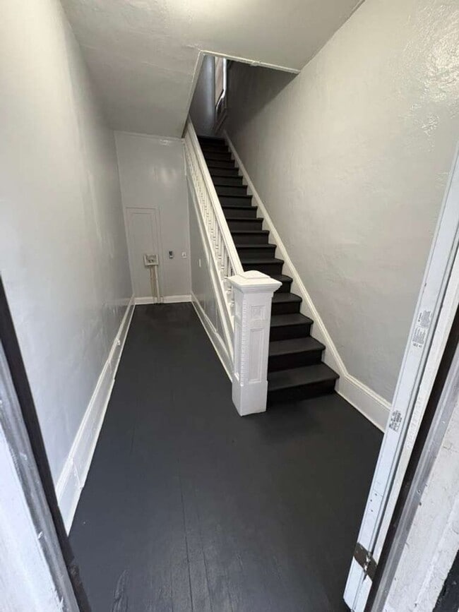 Building Photo - 140 E 5th St