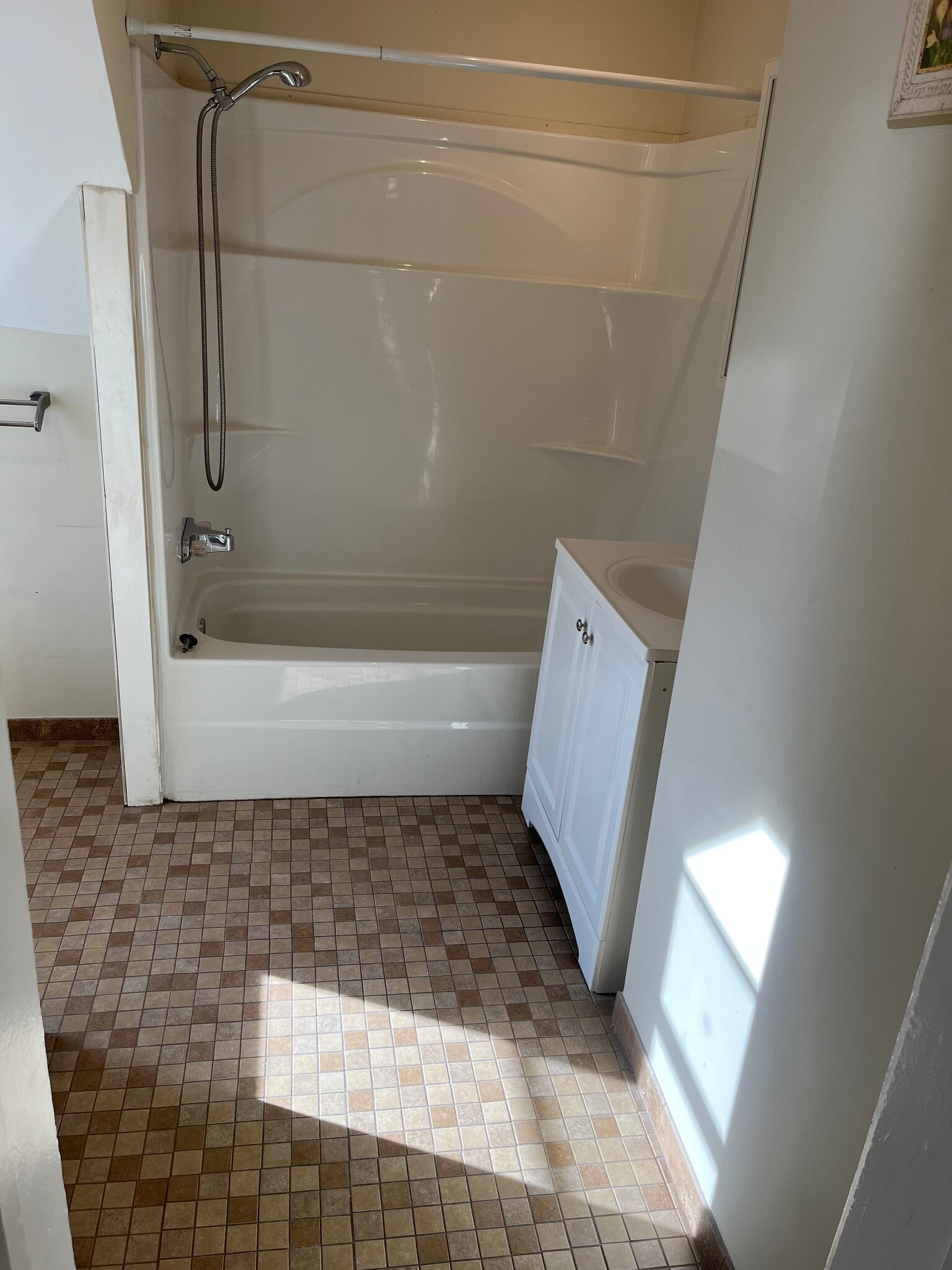 Building Photo - 15 Locust St