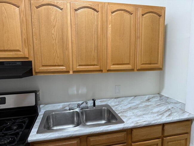 Building Photo - 932 E Market St