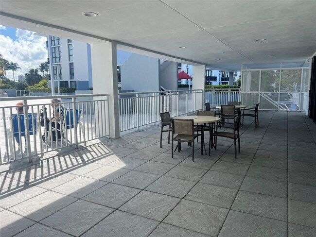 Building Photo - 3625 N Country Club Dr