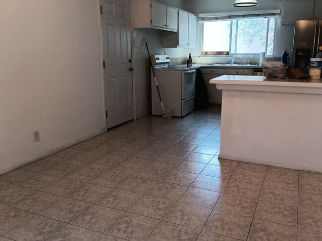 Building Photo - 3 Bedroom, 2-Bathroom in the NE Heights, C...