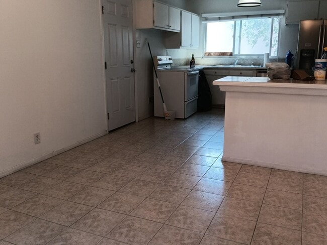 Building Photo - 3 Bedroom, 2-Bathroom in the NE Heights, Close to Everything.