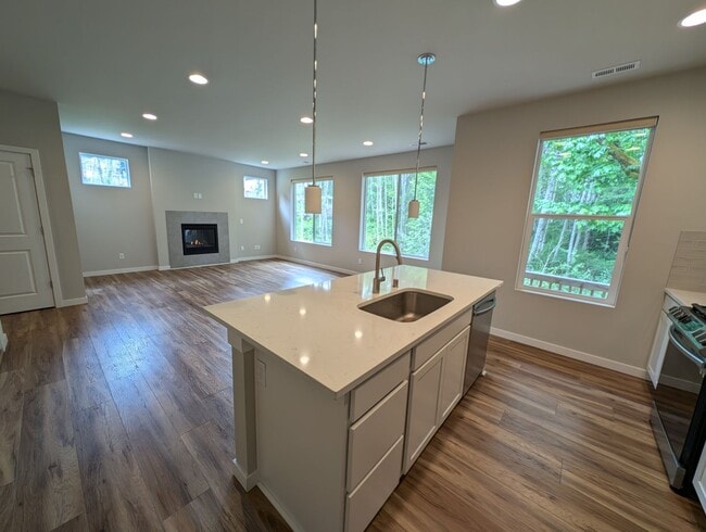 Building Photo - Pristine Bremerton 3 Bedroom Home AVAILABL...