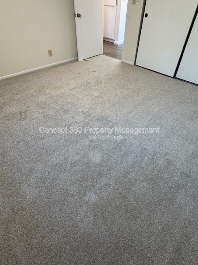 Building Photo - 9421 Cedar St