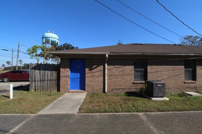 Building Photo - Updated 2BD/2BA Apartment in North Pensaco...