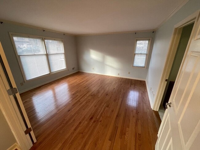 Building Photo - Charming 4 Bedroom Home in Downtown Shelbyville – Prime Location & Classic Comfort