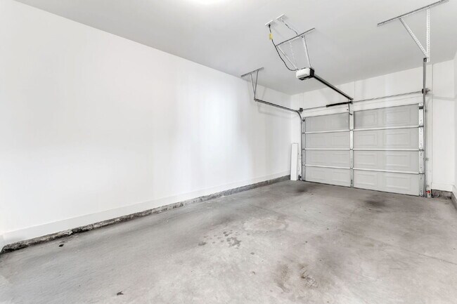 Building Photo - Elegant 3 Bed / 2.5 Bath Luxury Townhome + Bonus Room in Indigo Pointe with Main-Level Primary Su...