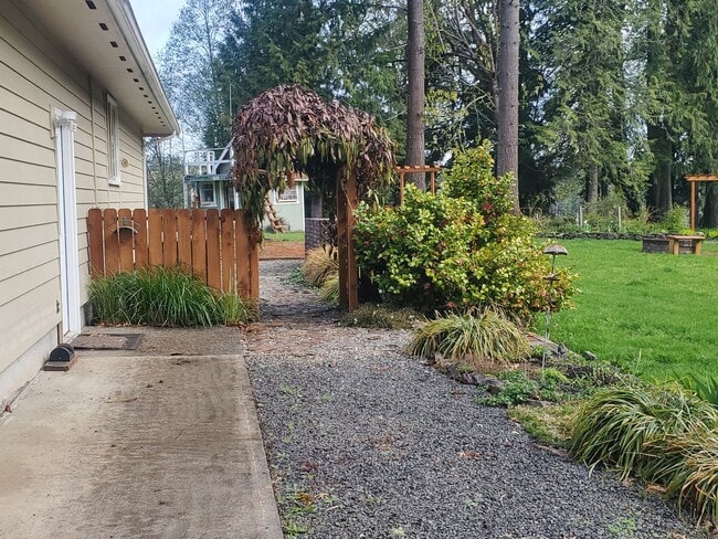 Building Photo - Beautiful home over the Hammersley Inlet