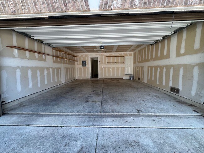 Building Photo - BEAUTIFUL SINGLE STORY HOME  |  CLOSE TO HWY 90 & 1604 | SHOPPING & RESTAURANTS