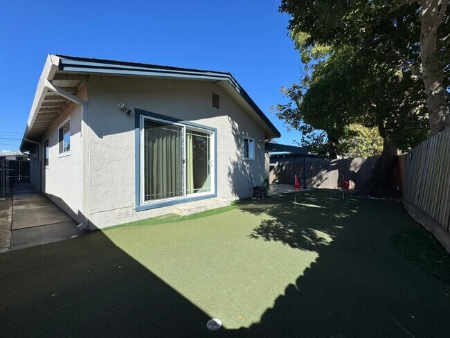 Building Photo - Beautifully Updated 3-Bedroom Home – First...