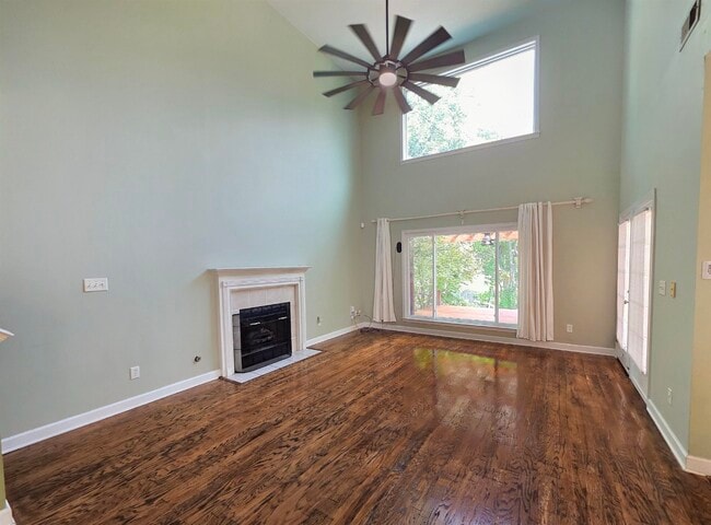 Building Photo - 1090 River Isle Dr