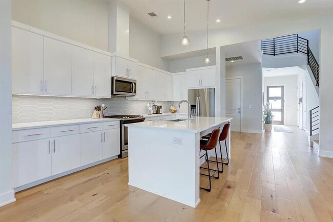 Building Photo - 7008 Zachary Dr