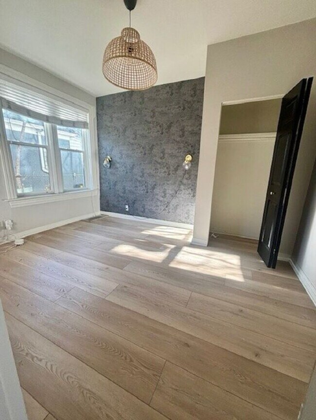 Building Photo - Downtown Remodeled Living