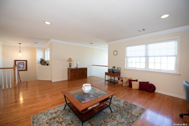 Building Photo - 546 Bardini Dr