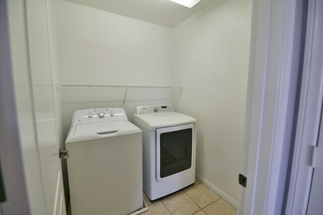 Building Photo - Spacious 4Bed/2Bath/2Car Home located in North Las Vegas w/ Pool!