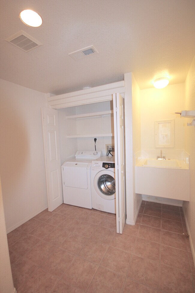 laundry area in 4th bathroom - 141 Rowena Pl