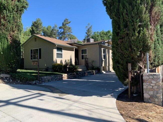 Building Photo - Charming 3+1 Canyon Country Cutie Nestled in the Hills!