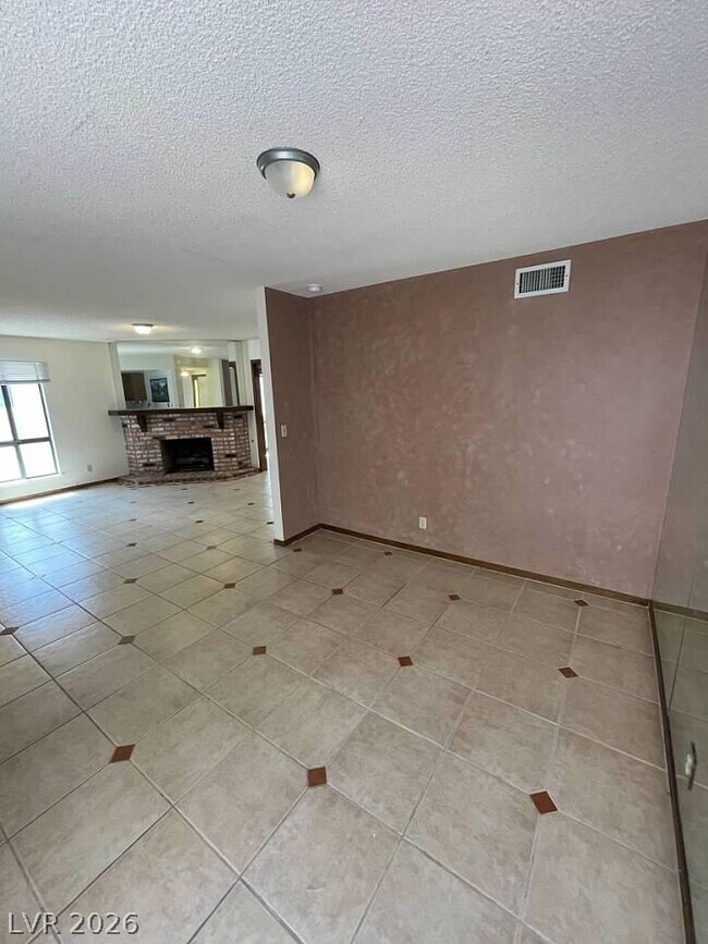Building Photo - 600 Woodmount Dr