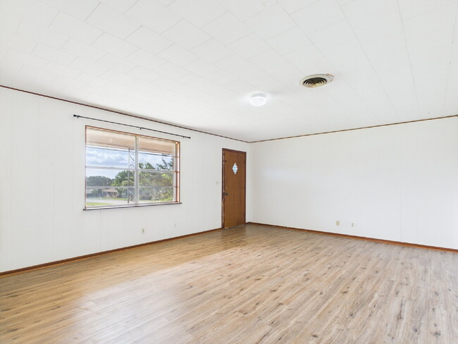 Building Photo - "Charming 1-Bedroom Haven in Fredericksbur...