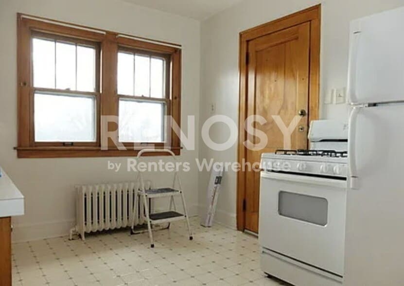 Building Photo - 2354 Benjamin St NE