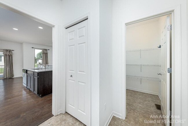 Building Photo - 8389 Ardmoor Dr