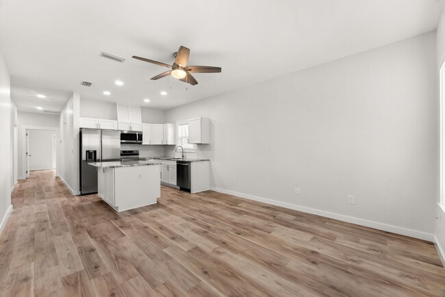 Building Photo - 2566 Oak St