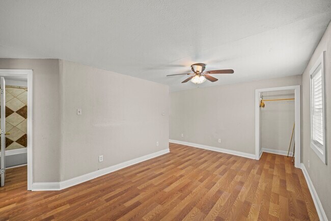 Building Photo - 303 Linwood St
